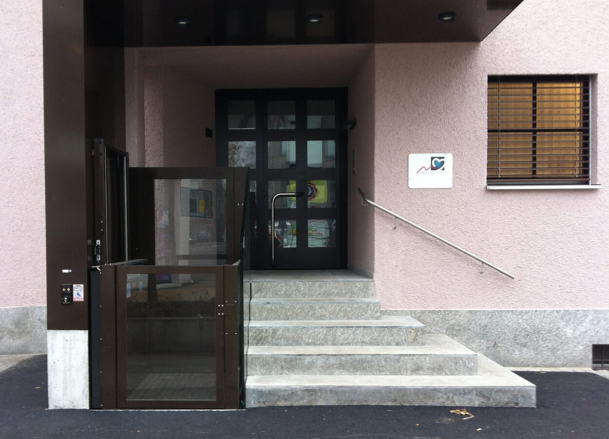 Högg Liftsysteme Rollstuhllifte Sitzlifte Aufzug Hebebühnen Deckenlifte Sonderlösungen Produkte