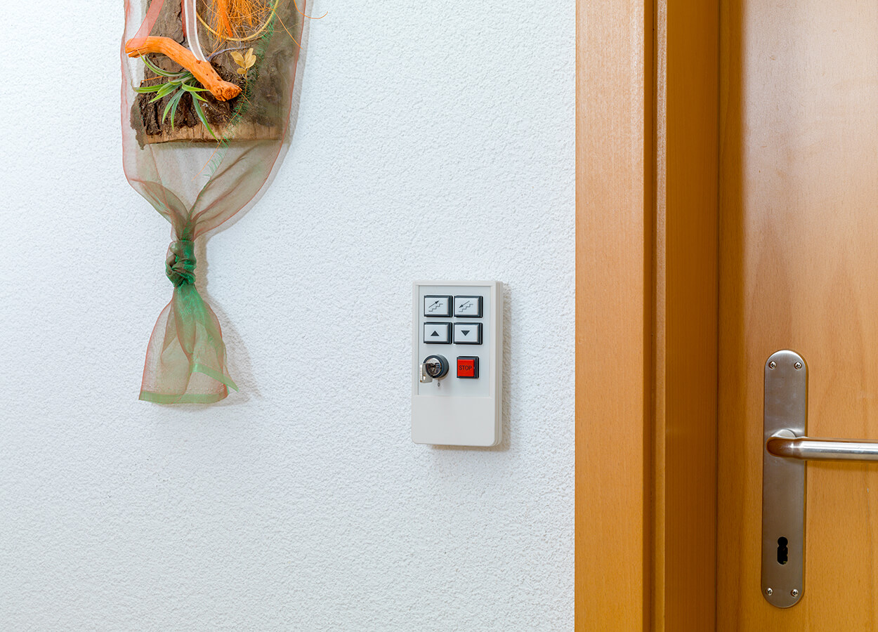 Högg Liftsysteme Rollstuhllifte Sitzlifte Aufzug Hebebühnen Deckenlifte Sonderlösungen Produkte