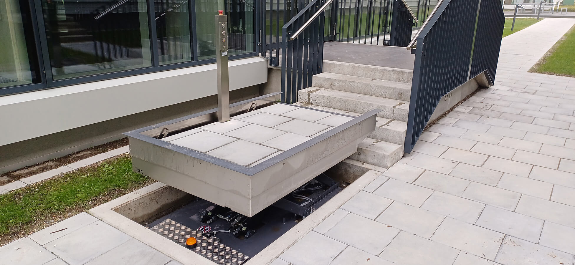 Högg Liftsysteme Rollstuhllifte Sitzlifte Aufzug Hebebühnen Deckenlifte Sonderlösungen Referenz