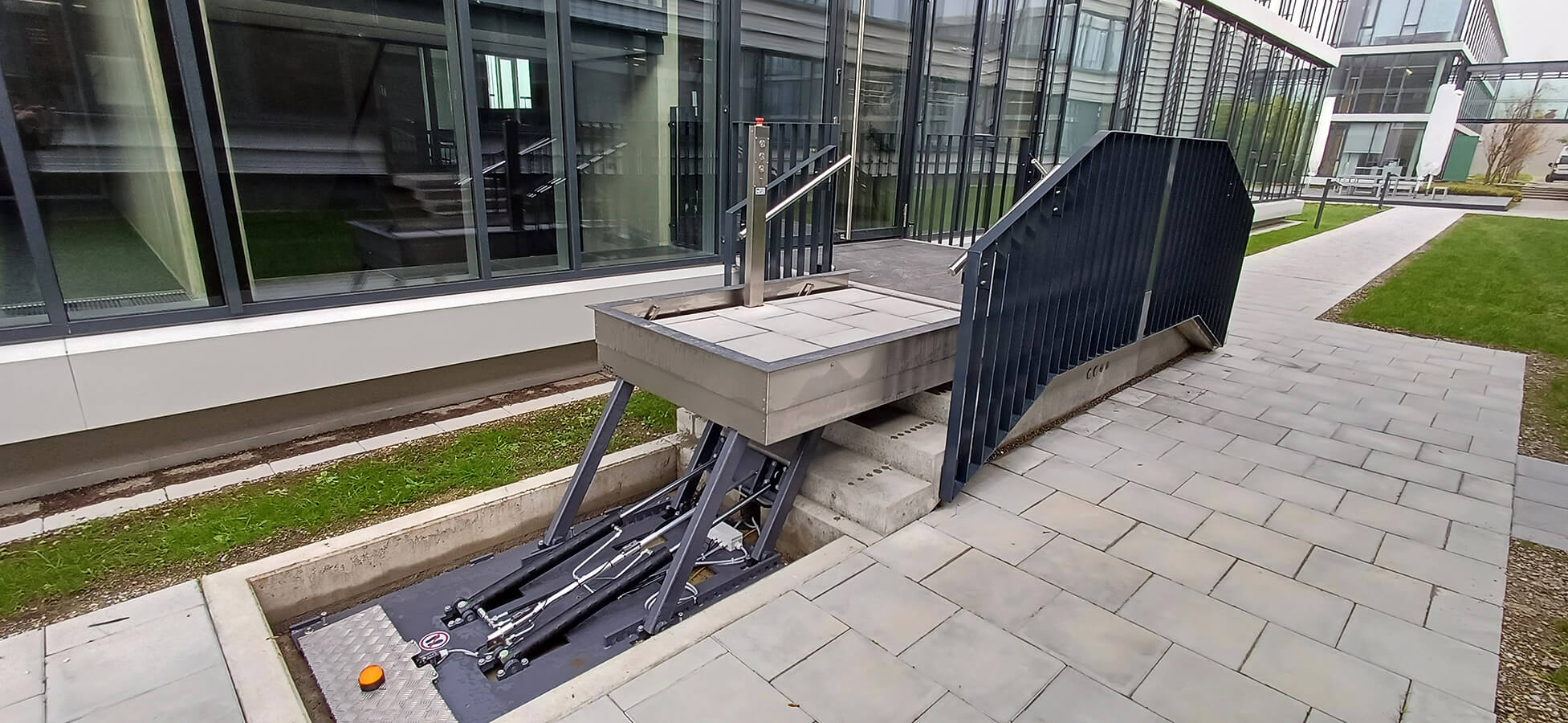 Högg Liftsysteme Rollstuhllifte Sitzlifte Aufzug Hebebühnen Deckenlifte Sonderlösungen Referenz