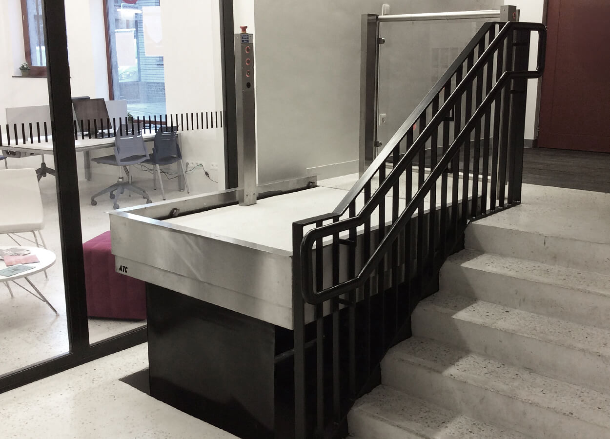Högg Liftsysteme Rollstuhllifte Sitzlifte Aufzug Hebebühnen Deckenlifte Sonderlösungen Produkte
