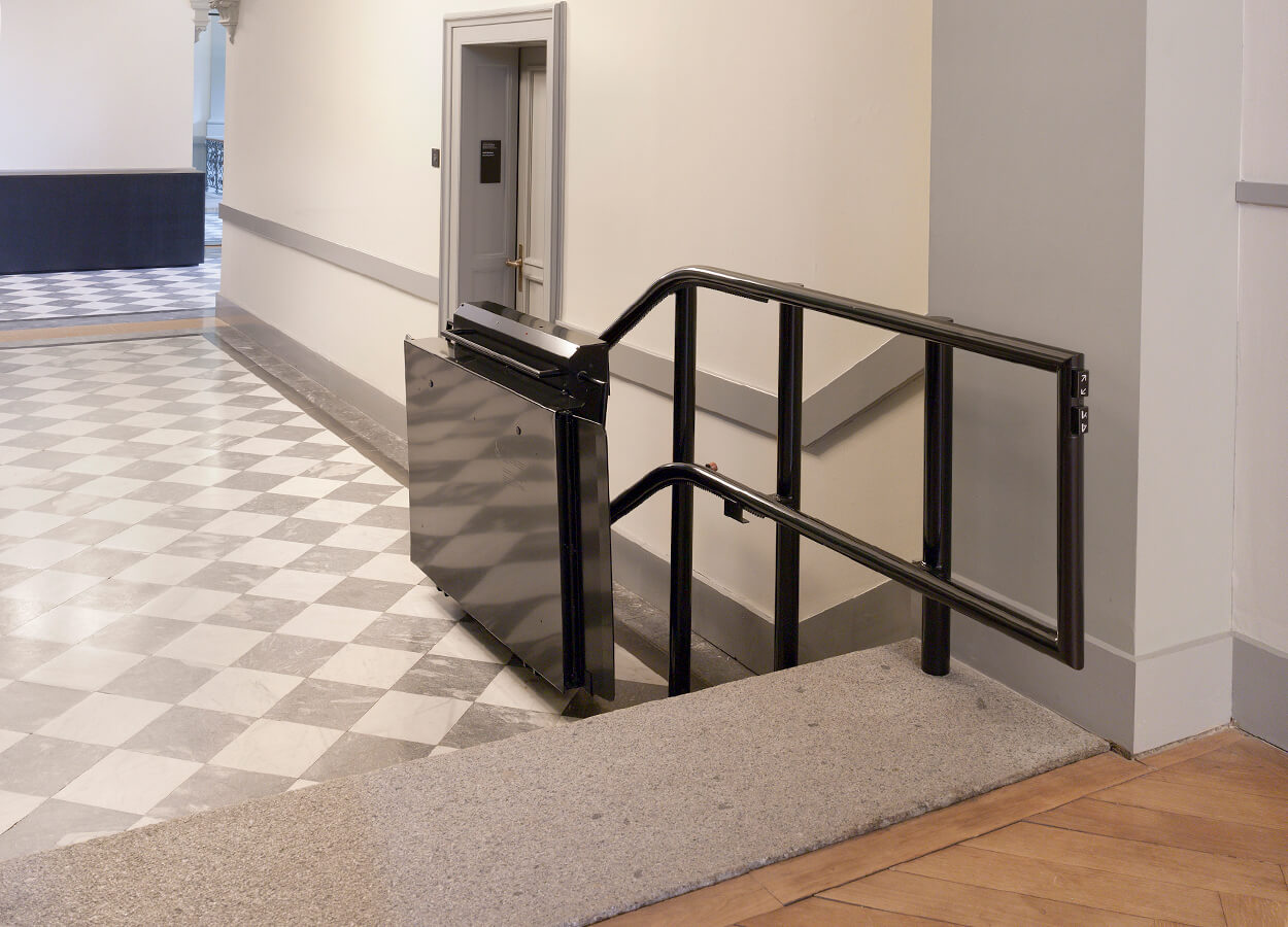 Högg Liftsysteme Rollstuhllifte Sitzlifte Aufzug Hebebühnen Deckenlifte Sonderlösungen Produkte