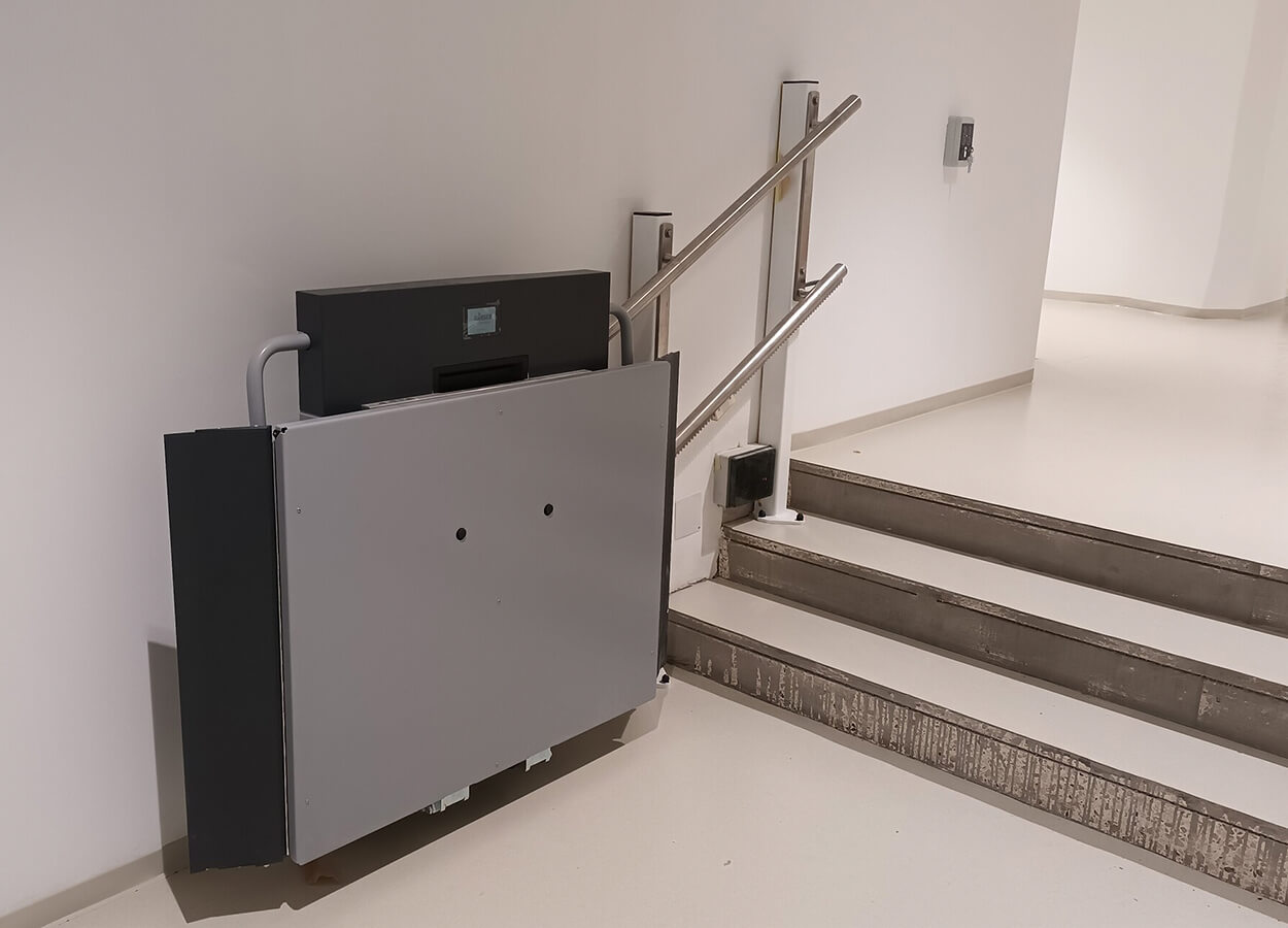 Högg Liftsysteme Rollstuhllifte Sitzlifte Aufzug Hebebühnen Deckenlifte Sonderlösungen Produkte