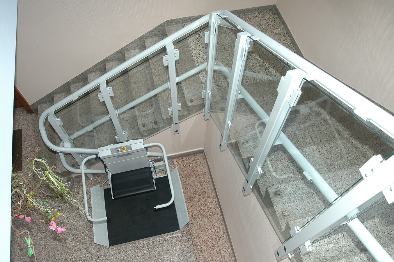 Högg Liftsysteme Rollstuhllifte Sitzlifte Aufzug Hebebühnen Deckenlifte Sonderlösungen Referenz