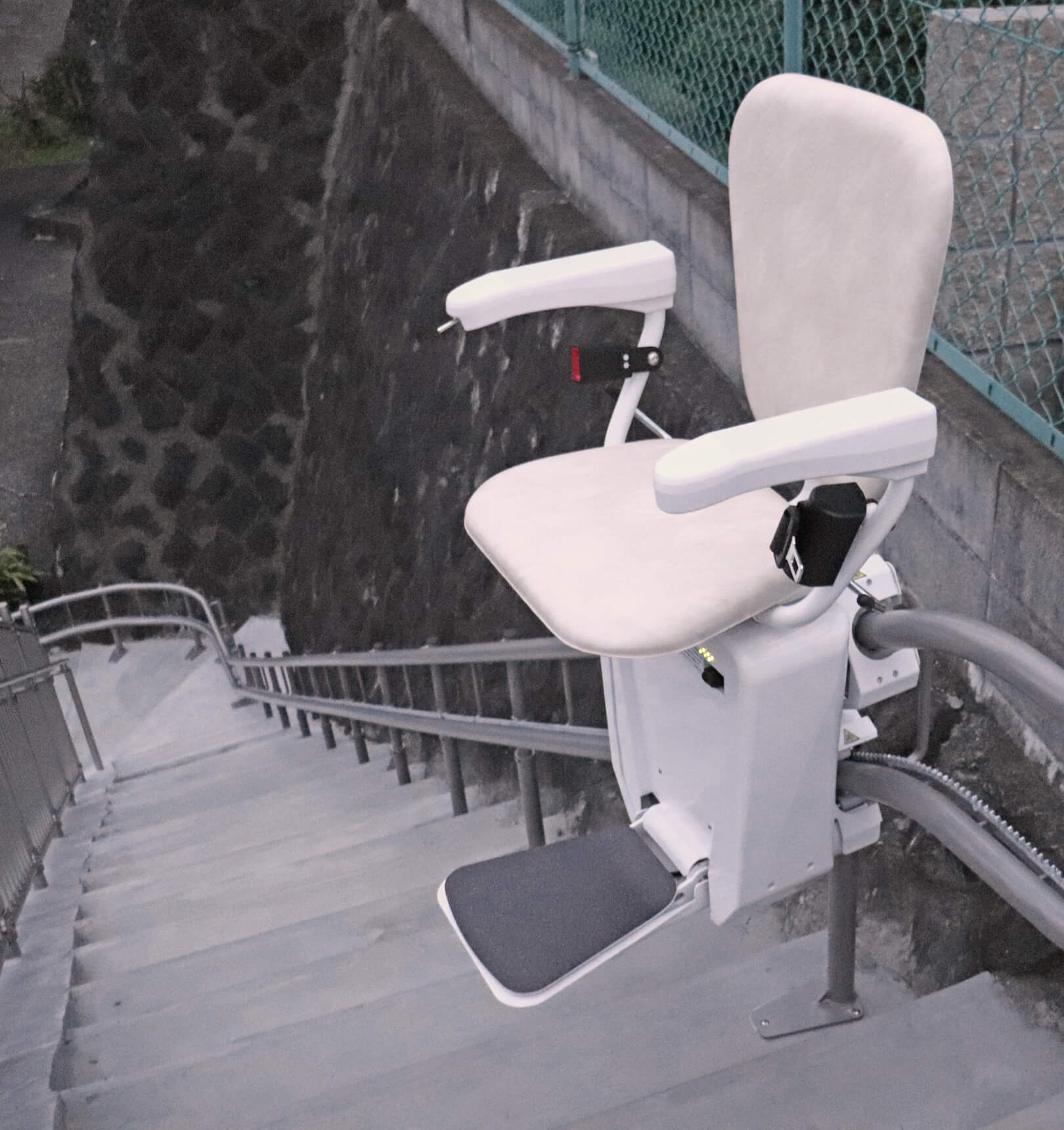 Högg Liftsysteme Rollstuhllifte Sitzlifte Aufzug Hebebühnen Deckenlifte Sonderlösungen Produkte