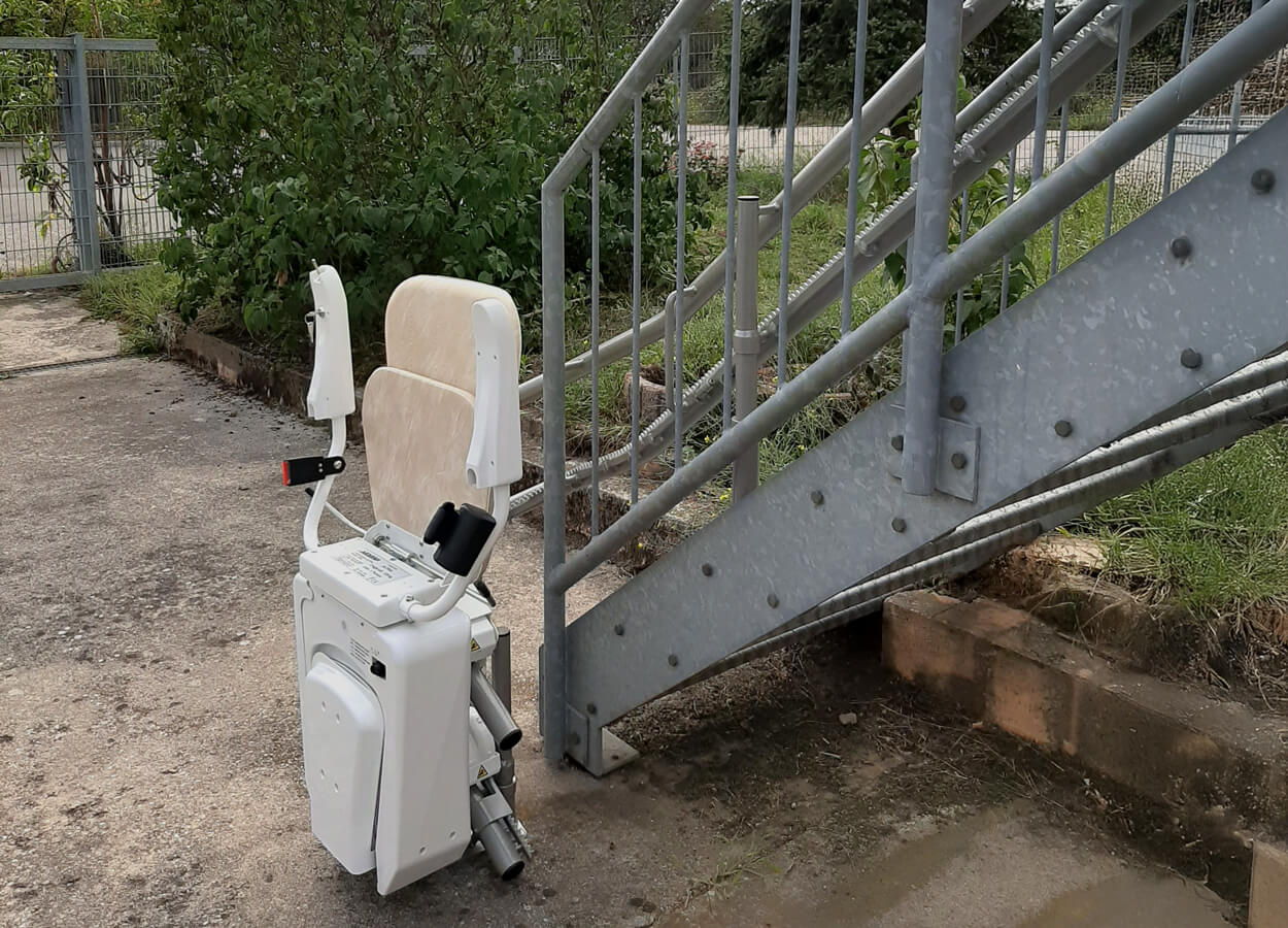 Högg Liftsysteme Rollstuhllifte Sitzlifte Aufzug Hebebühnen Deckenlifte Sonderlösungen Produkte