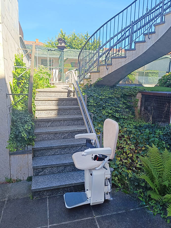 Högg Liftsysteme Rollstuhllifte Sitzlifte Aufzug Hebebühnen Deckenlifte Sonderlösungen Referenz